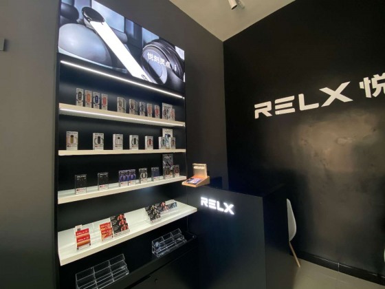 一般门店门头都是黑体字带有relx的一般就是relx悦刻的官方旗舰店了.