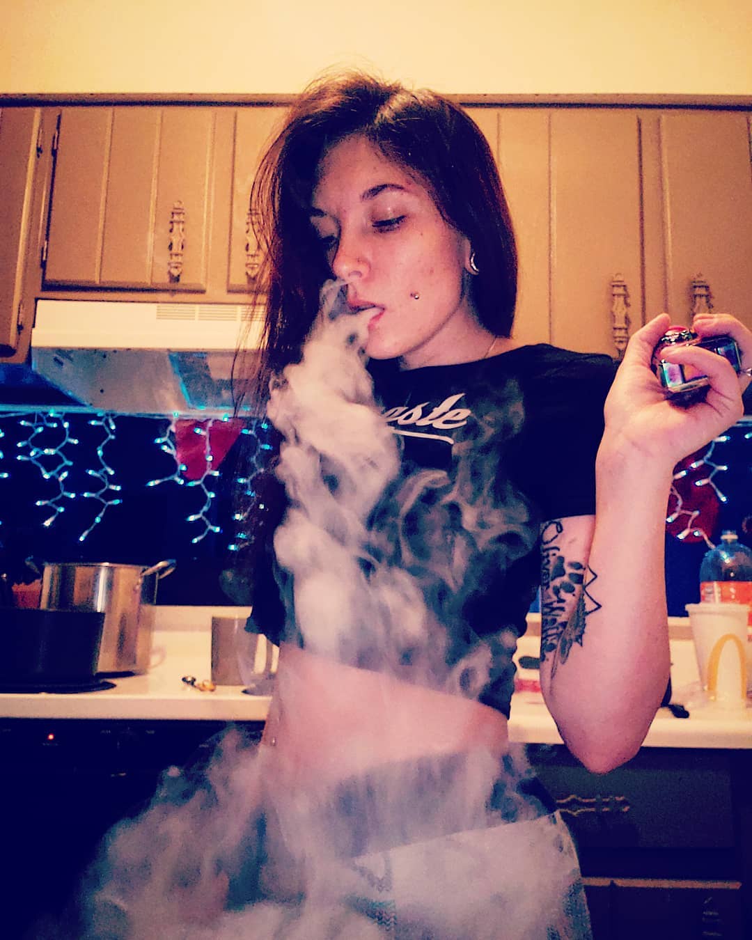 国外ins上使用电子烟的美女你认得这些品牌吗